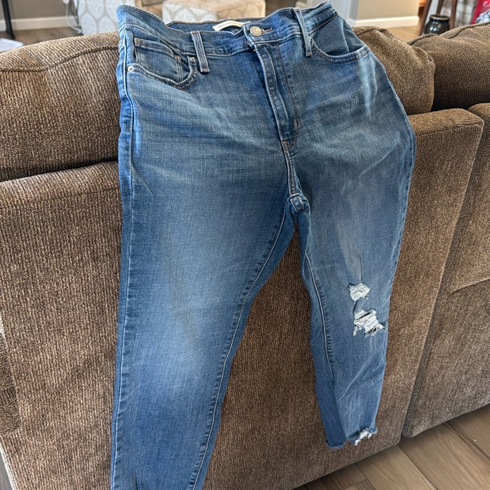 Women’s Levi’s size 29/8 crop, stretch, high rise